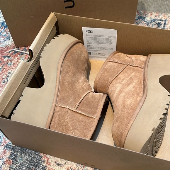 UGG Chestnut Shearling Lined Boots - Picture 12 of 16